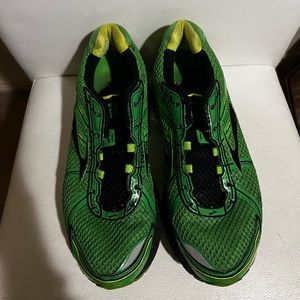 Green and yellow brooks shoes barely worn men’s size 10